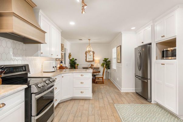 Chandelier, Dining room, Interior, Kitchen, Pendant Lights, Recessed Lighting, Wood Texture Flooring