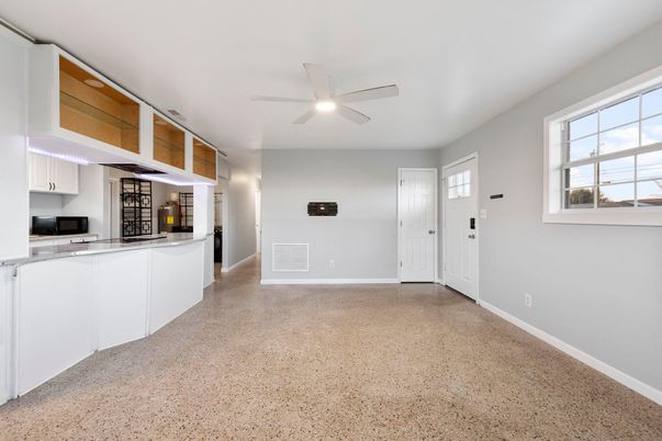 Empty room, Interior