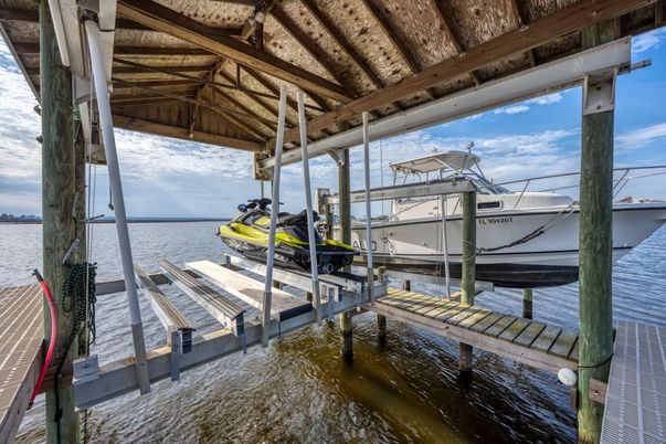 Exterior, Lake