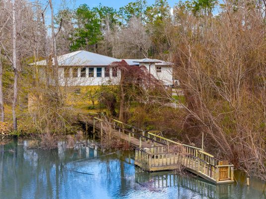 Exterior, Lake