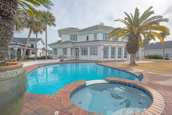 Exterior, Pool