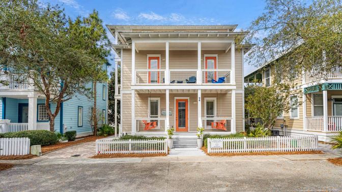 Exterior, Facade, American Foursquare
