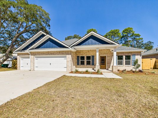 Attached, Exterior, Facade, Ranch