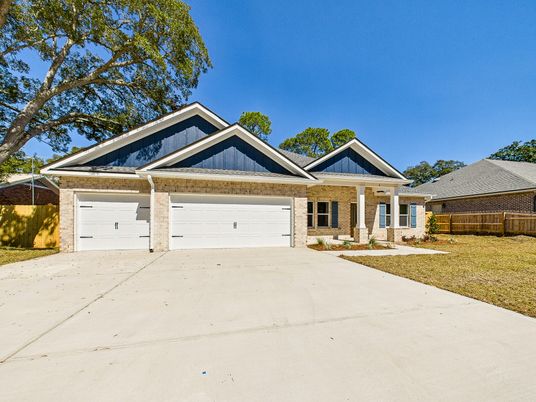Attached, Exterior, Facade, Brick Facade, American Craftsman