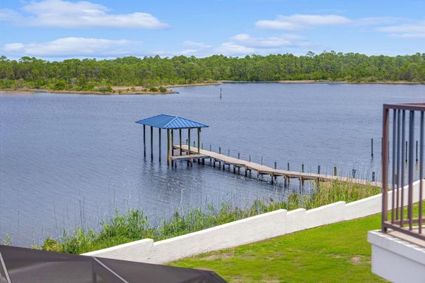 Exterior, Lake