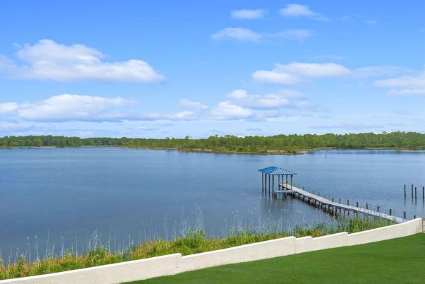 Exterior, Lake