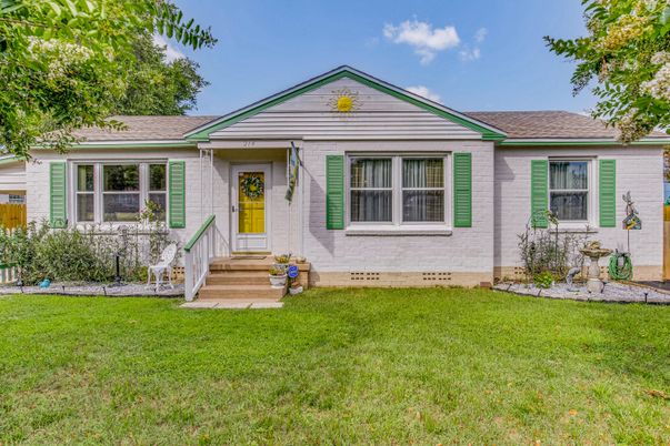 Exterior, Facade, Ranch