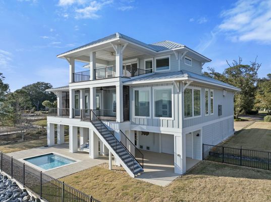 Exterior, Facade, Pool, American Foursquare