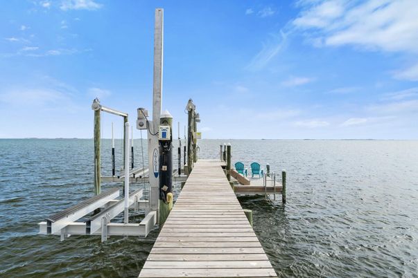 Exterior, Lake