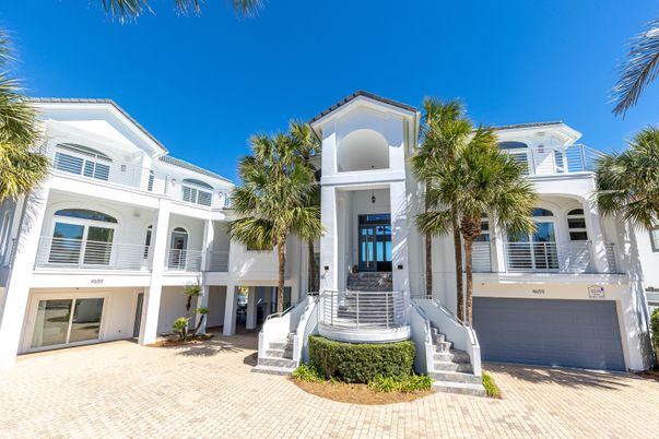 Attached, Exterior, Facade, Mediterranean
