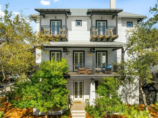 Exterior, Facade, American Foursquare