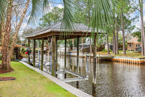 Exterior, Lake