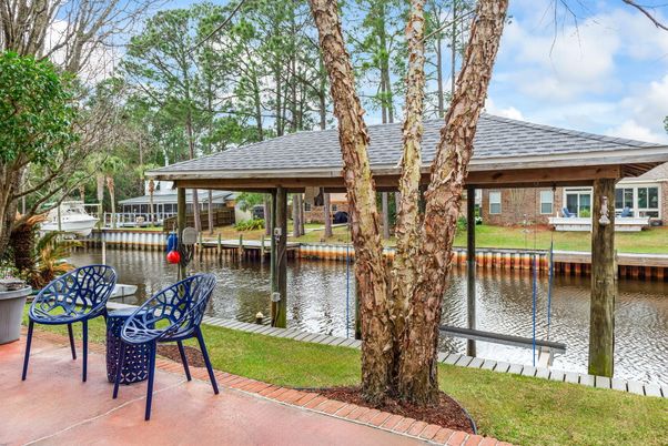 Exterior, Lake