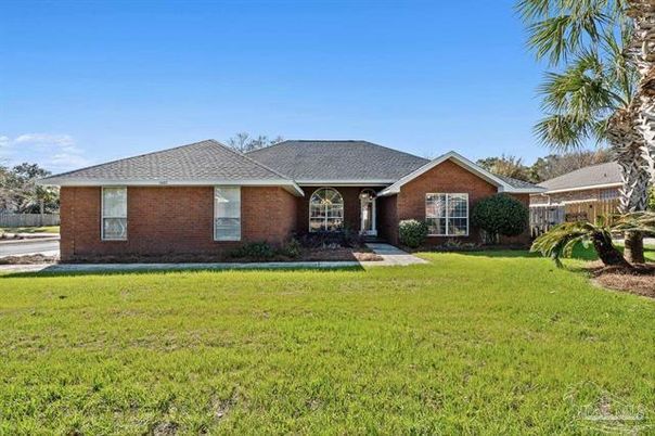 Backyard, Exterior, Facade, Brick Facade, Ranch