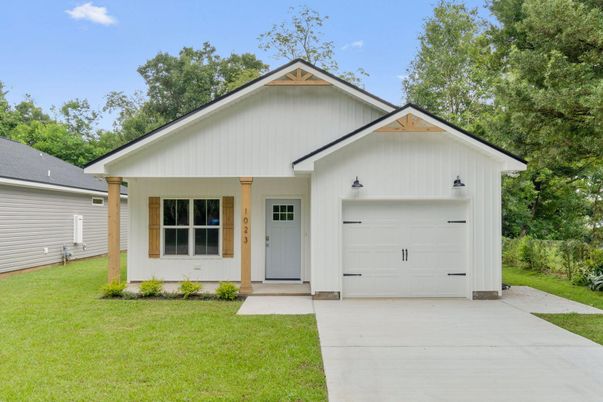 Attached, Exterior, Facade, Farmhouse