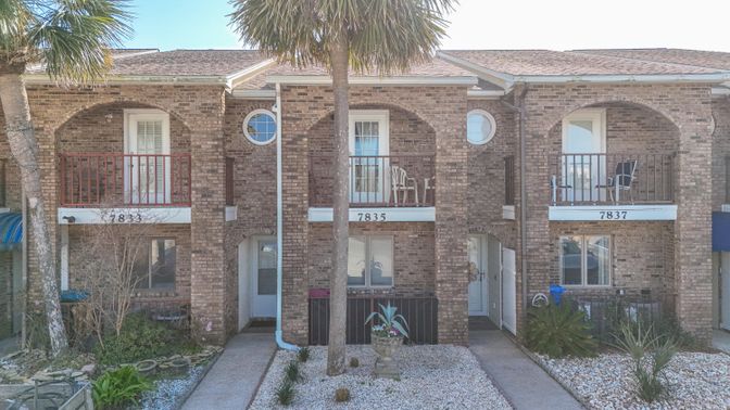 Exterior, Facade, Brick Facade, Rowhouse