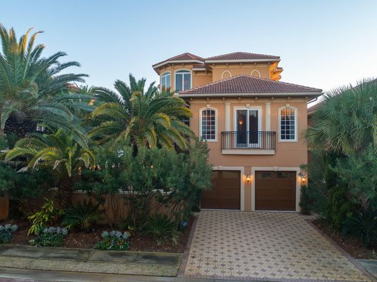 Attached, Exterior, Facade, Mediterranean