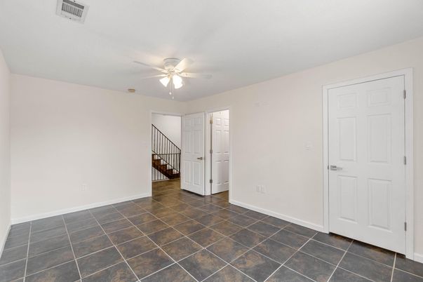 Empty room, Interior