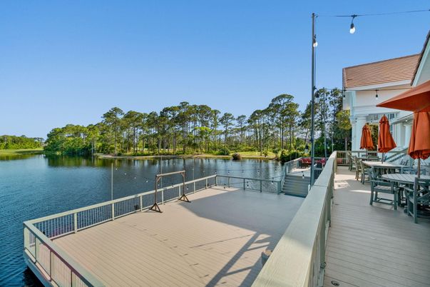 Exterior, Lake