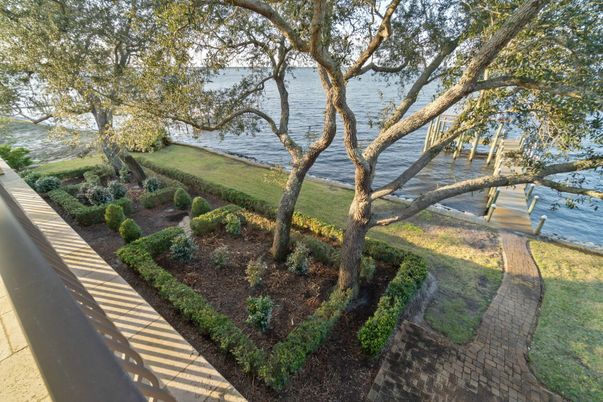 Exterior, Lake