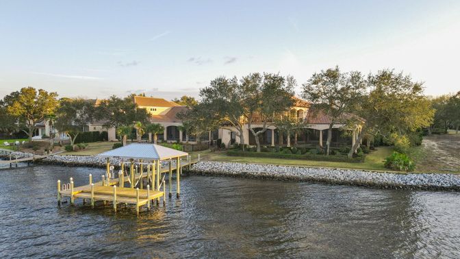 Exterior, Lake