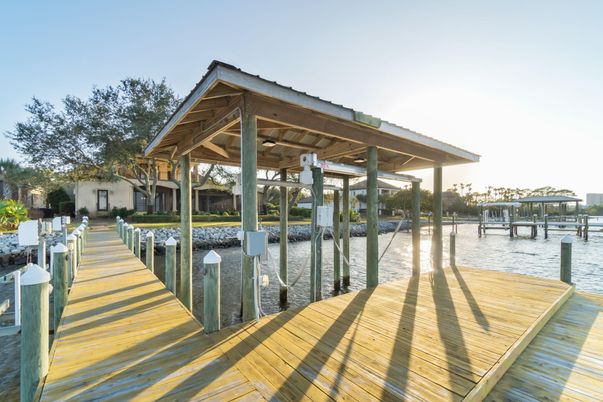 Exterior, Lake
