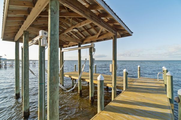 Exterior, Lake