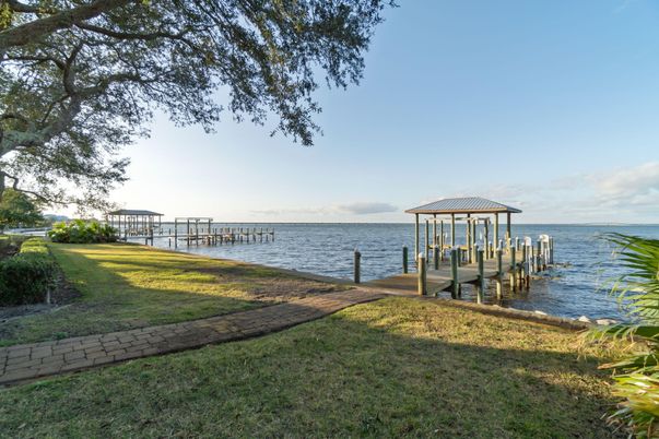 Exterior, Lake