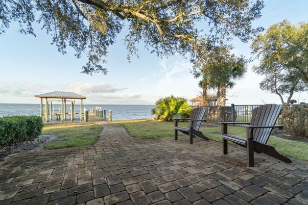 Exterior, Lake