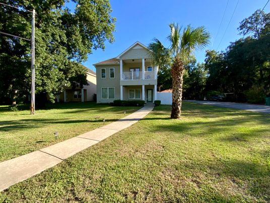 Backyard, Exterior, Facade, Split Level