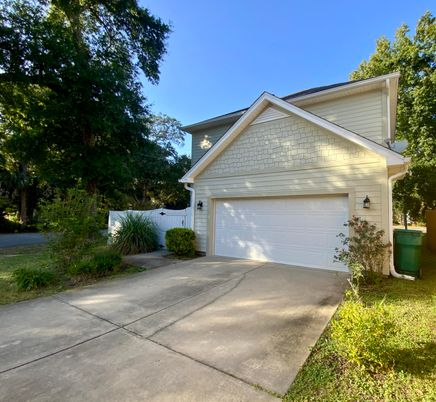 Attached, Exterior, Facade, American Craftsman