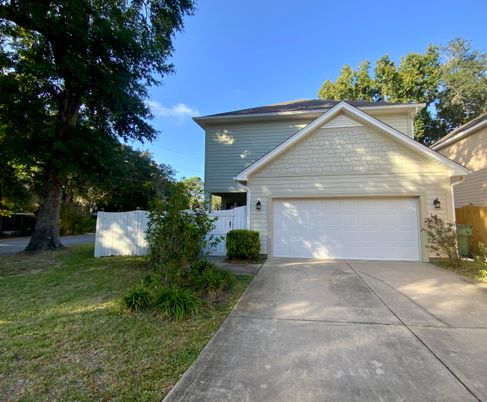 Attached, Exterior, Facade, American Craftsman