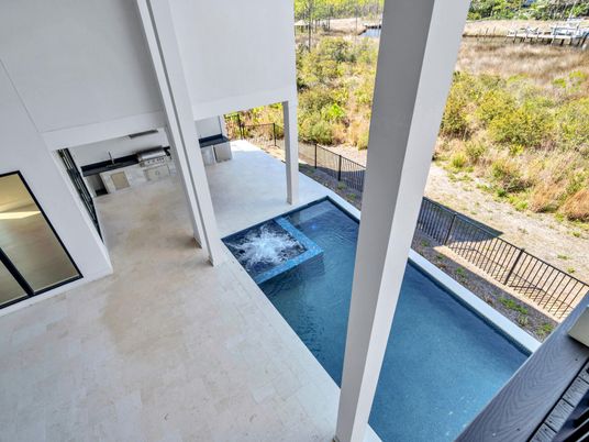 Exterior, Pool