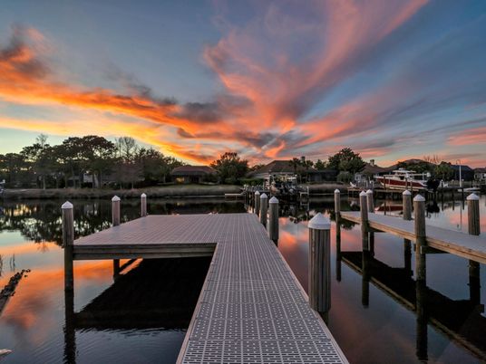 Exterior, Lake
