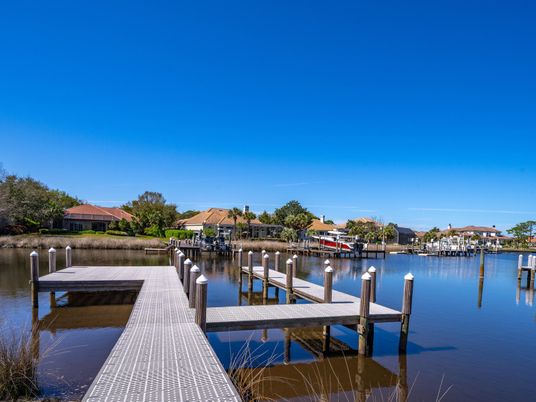 Exterior, Lake
