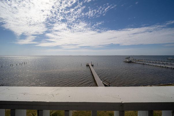 Exterior, Lake