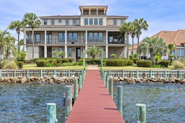 Exterior, Lake