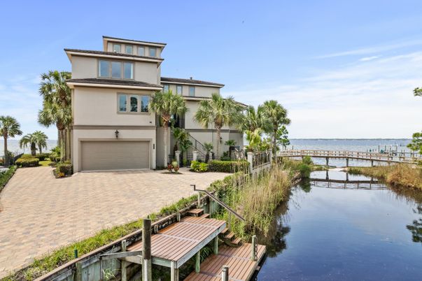 Exterior, Lake