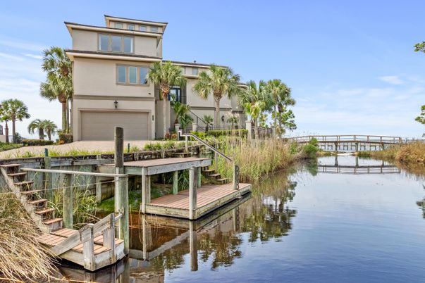 Exterior, Lake