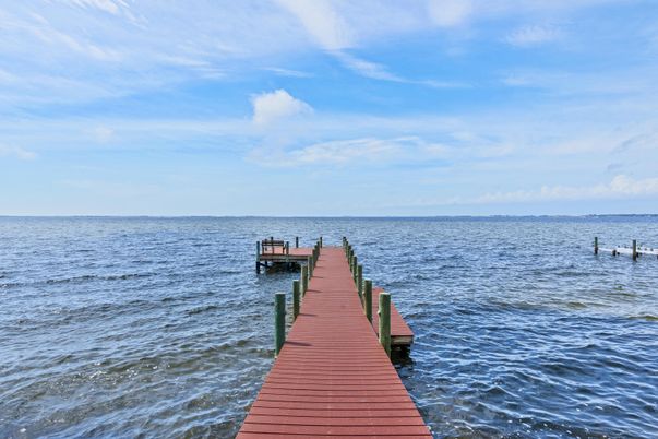 Exterior, Lake