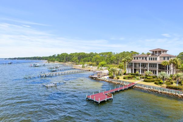 Exterior, Lake