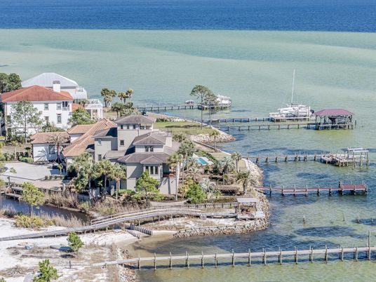 Exterior, Lake