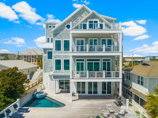 Exterior, Facade, Pool, Queen Anne Victorian
