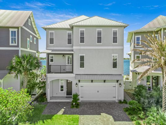 Attached, Exterior, Facade, Mediterranean