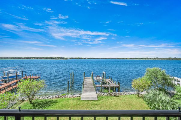 Exterior, Lake