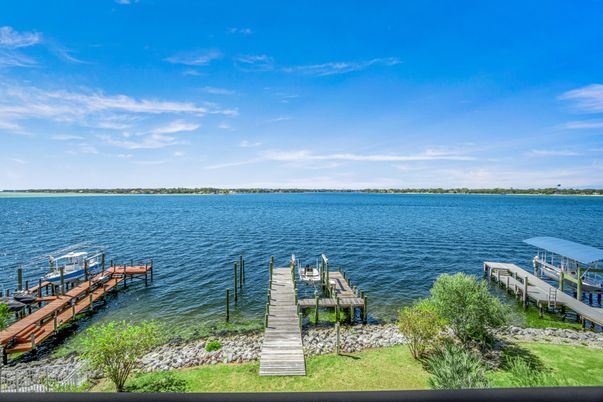 Exterior, Lake