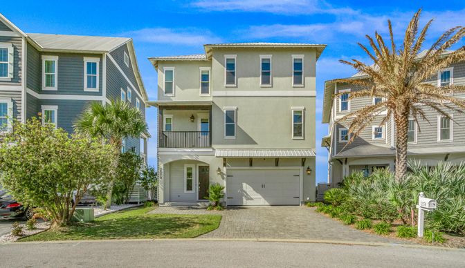 Attached, Exterior, Facade, Mediterranean