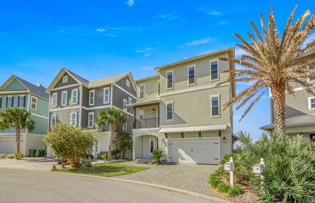 Attached, Exterior, Facade, Mediterranean