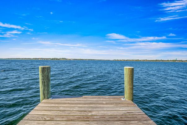 Exterior, Lake
