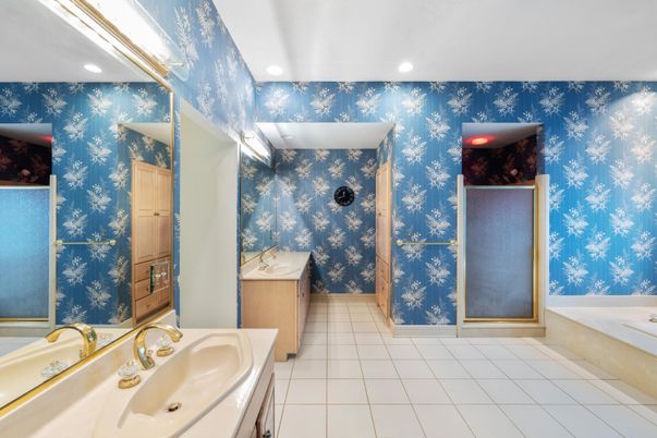 Bathroom, Dual Sink Vanities, Interior, Recessed Lighting